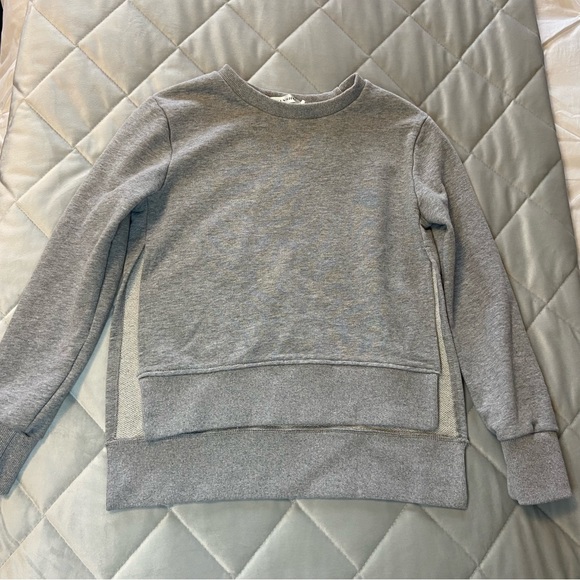 Comfy Grey Two-Piece Medium Tracksuit With Capri Pants - Picture 3 of 9